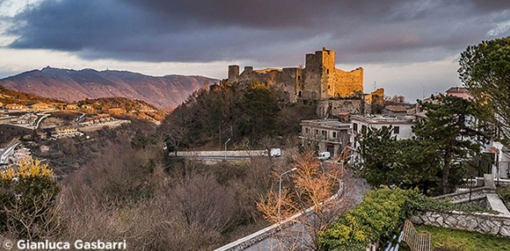 Sabato 23 Luglio, Castel San Pietro Romano si appresta a vivere un'esperienza coinvolgente ed innovativa: la città, il borgo, diventerà un vero e proprio museo a cielo aperto. È la novità del MUDI (Museo Diffuso), un progetto in grado di accogliere al suo interno tutte le bellezze del territorio cittadino e trasformare l'intera città in un museo.