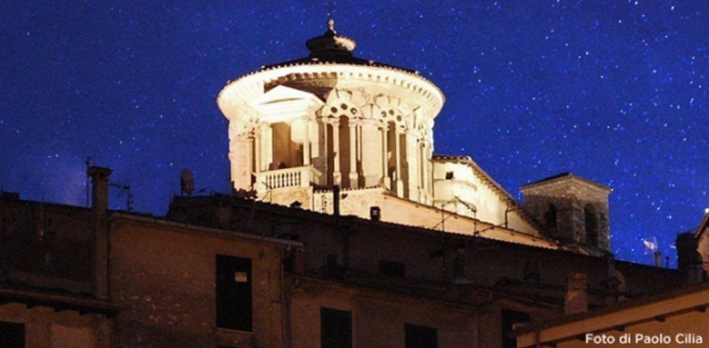 Incrementare le risorse culturali di un territorio significa inevitabilmente potenziare il turismo e le infrastrutture. Così il Comune di Capranica Prenestina, da sempre perla naturalistica e preziosa meta turistica estiva prediletta dai romani, propone un'estate all'insegna della cultura attraverso una rassegna artistica denominata “Musica sotto le Stelle”.